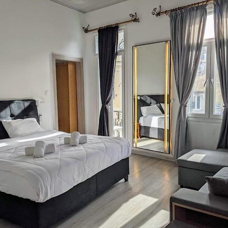 Travelers Luxury Suites, Studios & Apartments コルフ島 エクステリア 写真