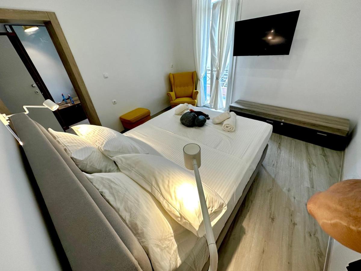 Travelers Luxury Suites, Studios & Apartments コルフ島 エクステリア 写真
