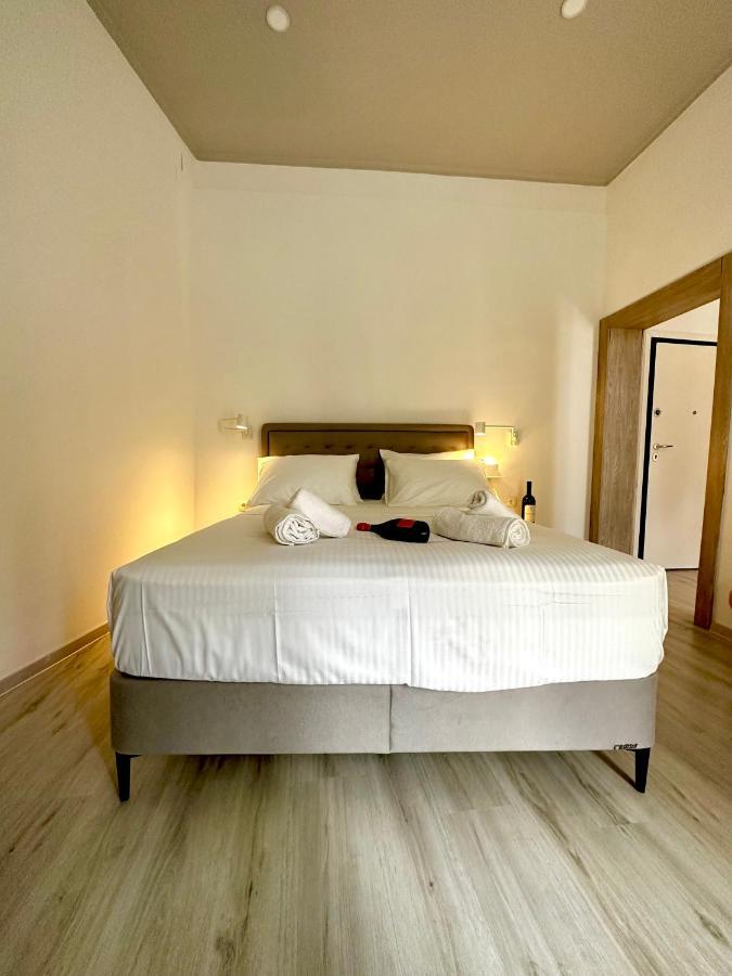 Travelers Luxury Suites, Studios & Apartments コルフ島 エクステリア 写真