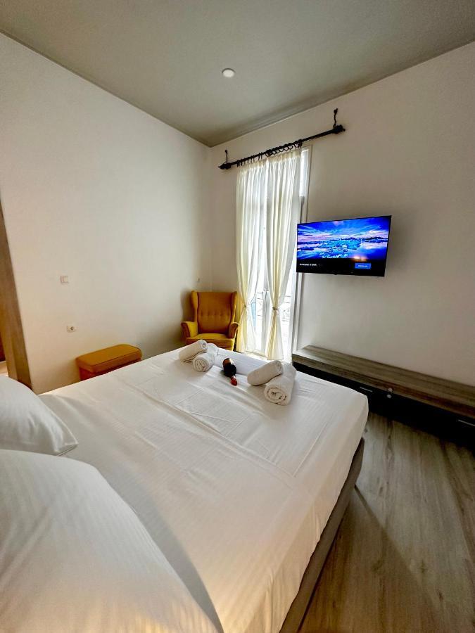 Travelers Luxury Suites, Studios & Apartments コルフ島 エクステリア 写真