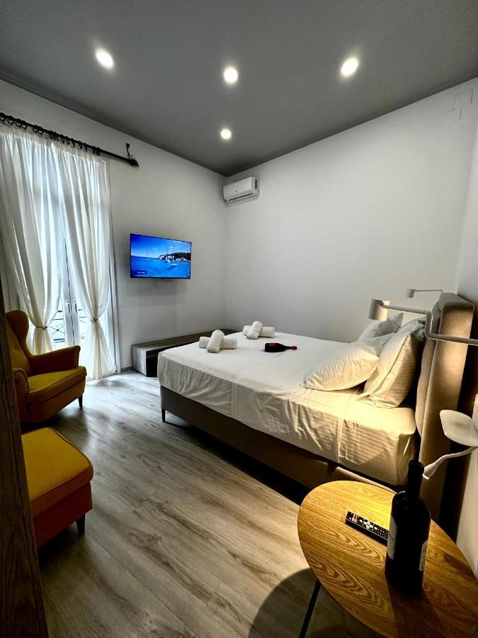 Travelers Luxury Suites, Studios & Apartments コルフ島 エクステリア 写真