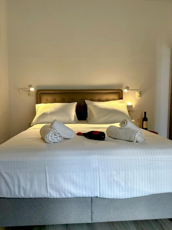 Travelers Luxury Suites, Studios & Apartments コルフ島 エクステリア 写真