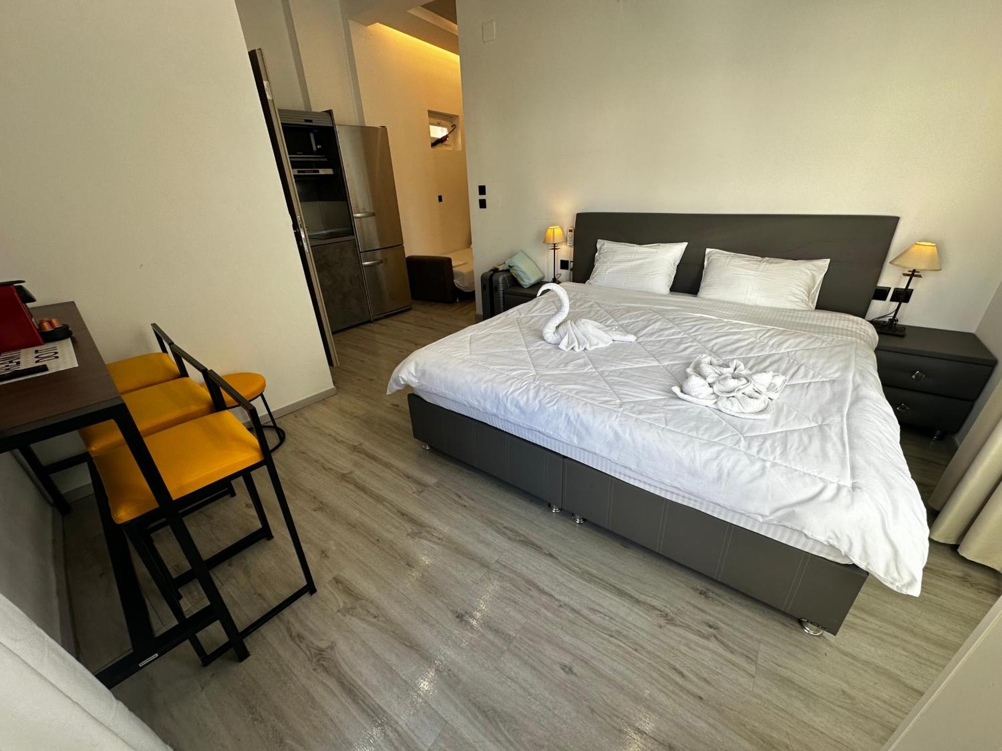 Travelers Luxury Suites, Studios & Apartments コルフ島 エクステリア 写真