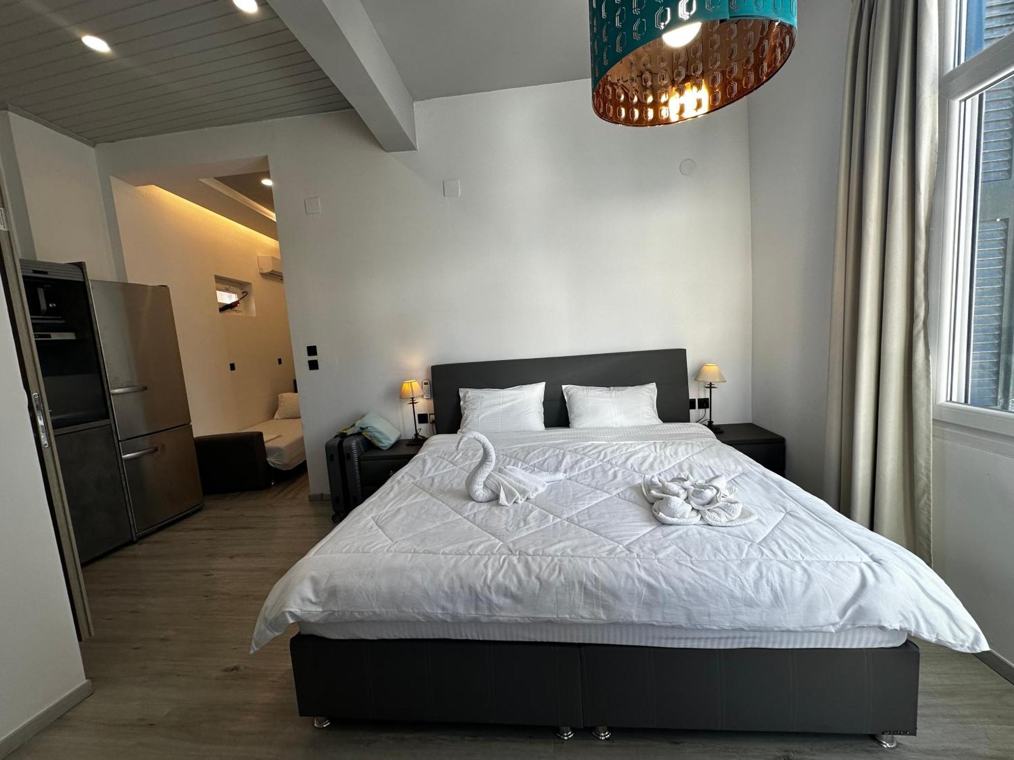 Travelers Luxury Suites, Studios & Apartments コルフ島 エクステリア 写真