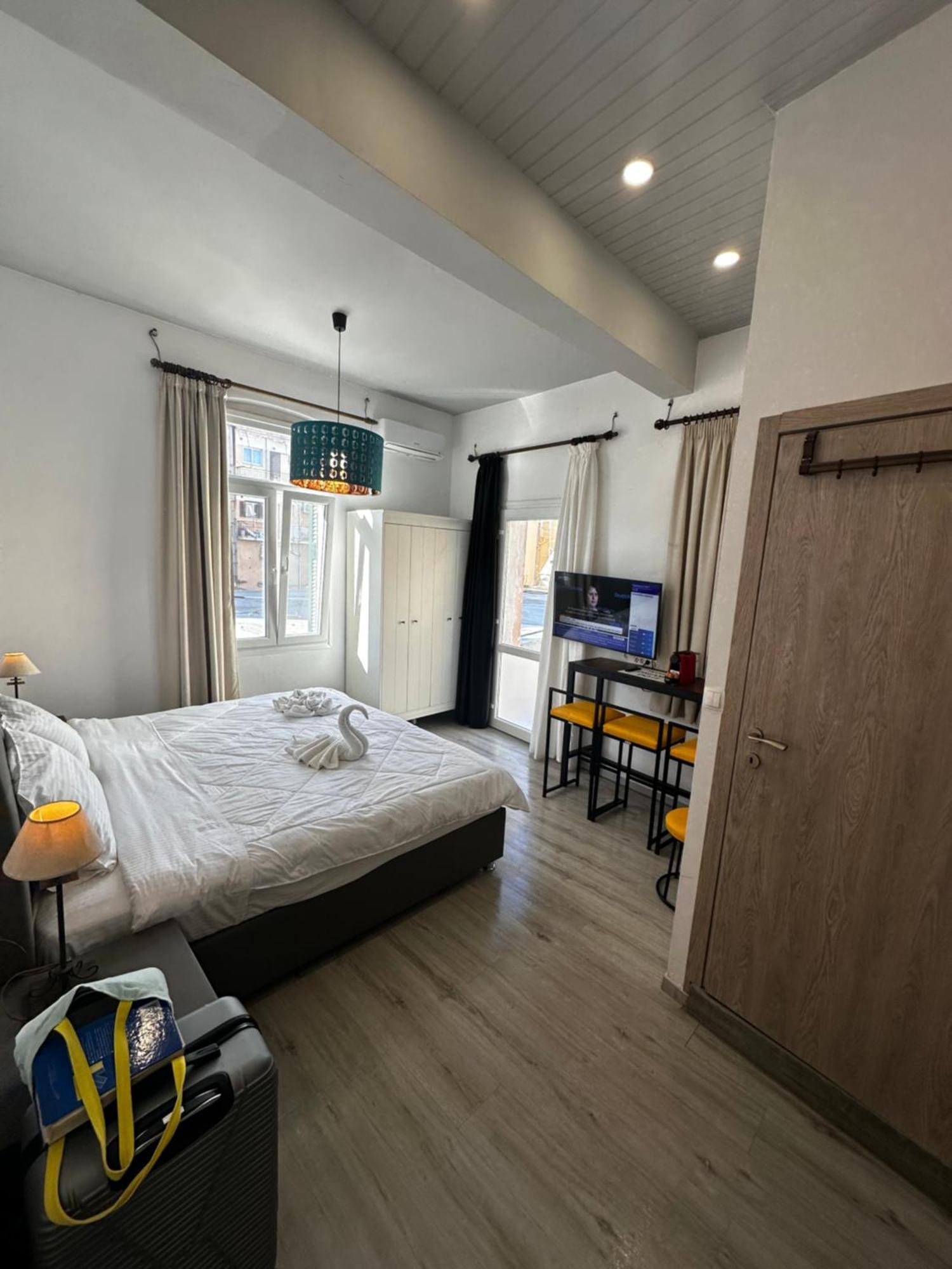 Travelers Luxury Suites, Studios & Apartments コルフ島 エクステリア 写真