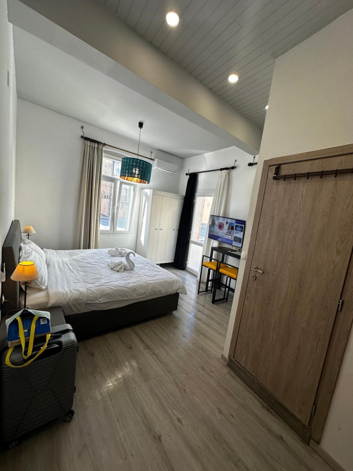 Travelers Luxury Suites, Studios & Apartments コルフ島 エクステリア 写真