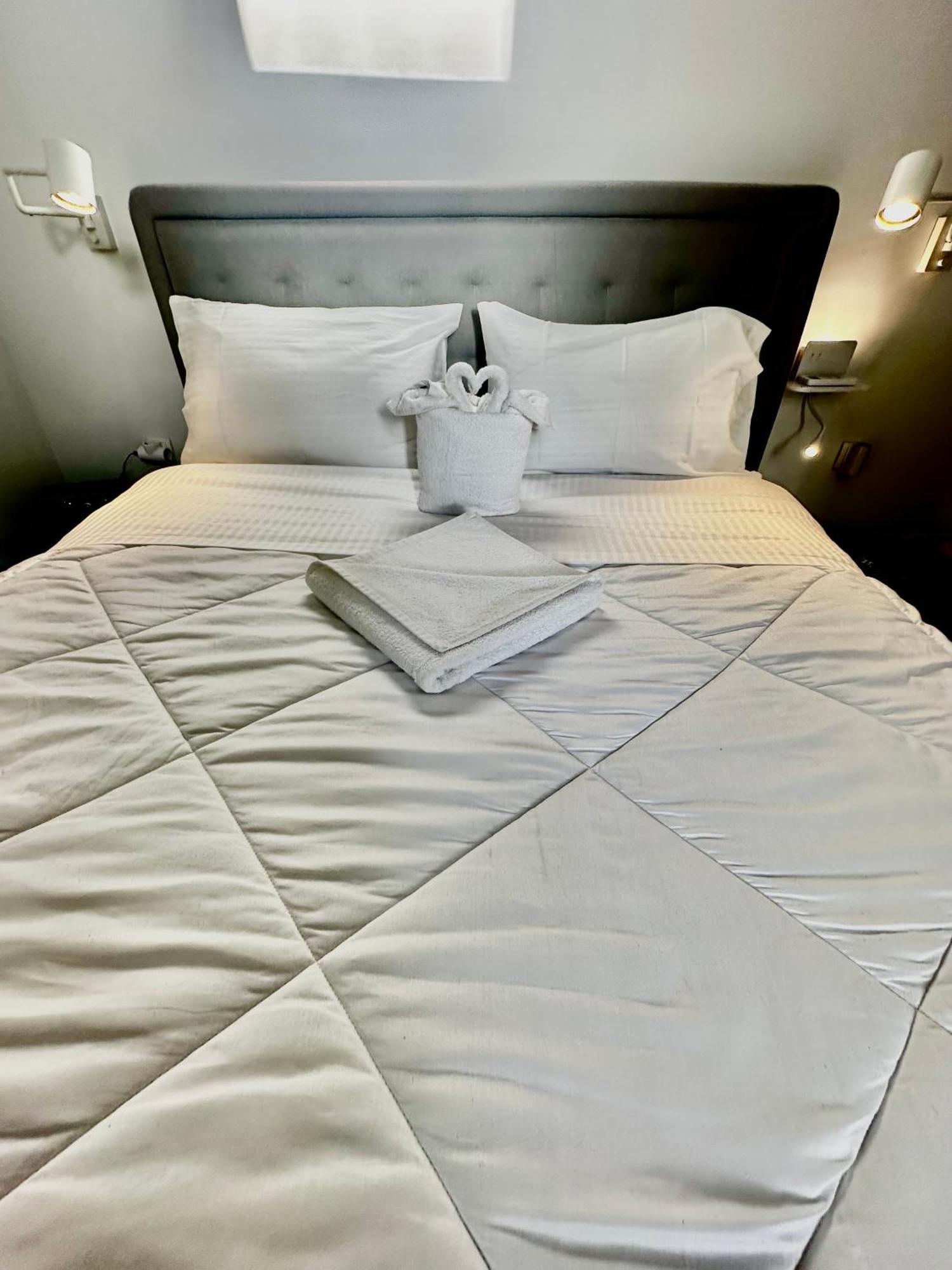 Travelers Luxury Suites, Studios & Apartments コルフ島 エクステリア 写真