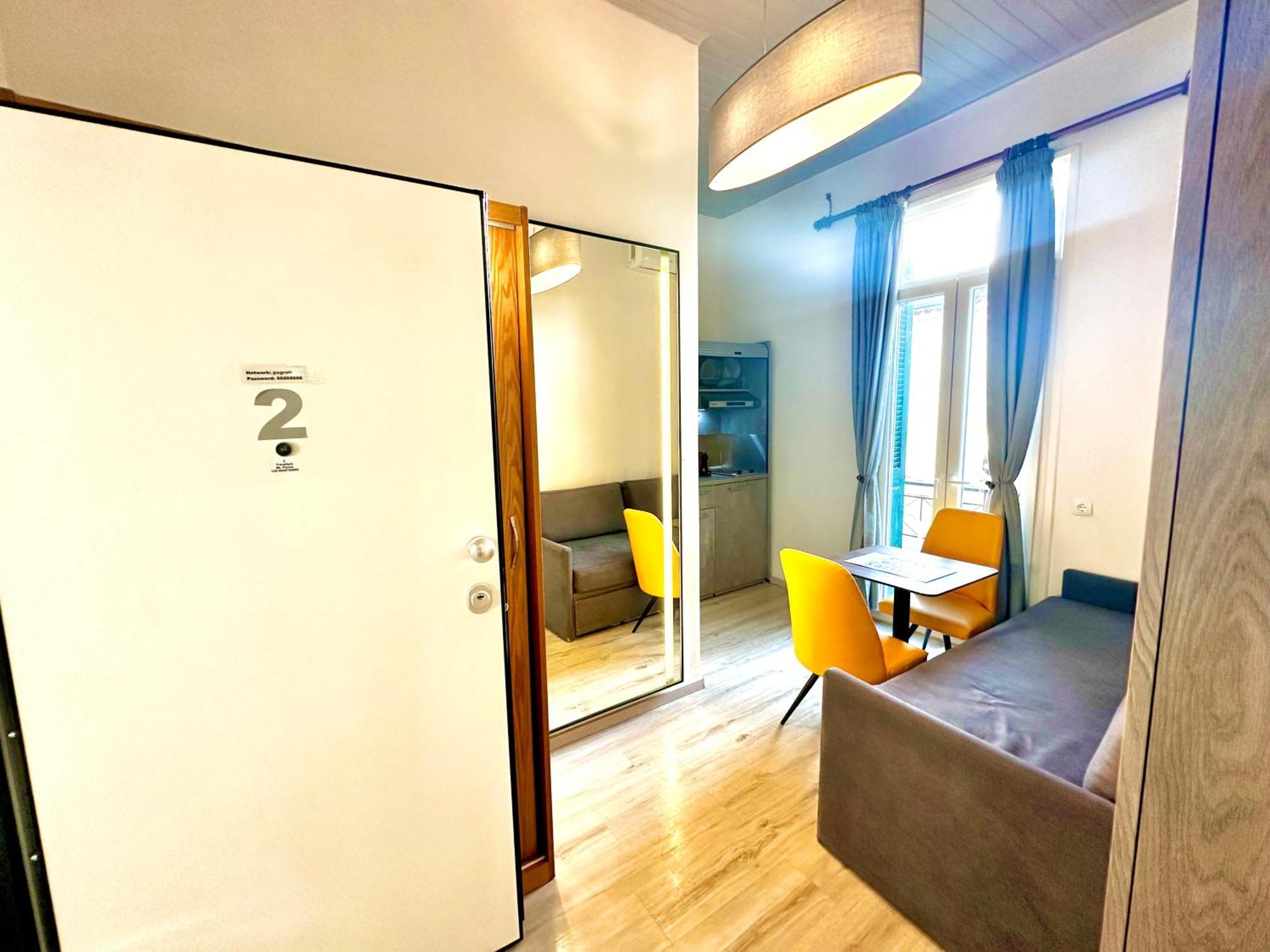 Travelers Luxury Suites, Studios & Apartments コルフ島 エクステリア 写真