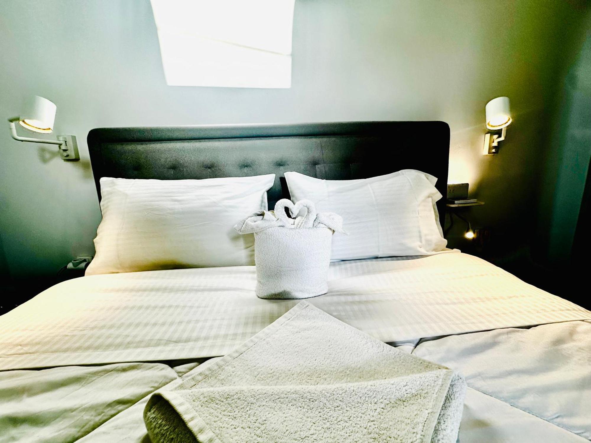 Travelers Luxury Suites, Studios & Apartments コルフ島 エクステリア 写真