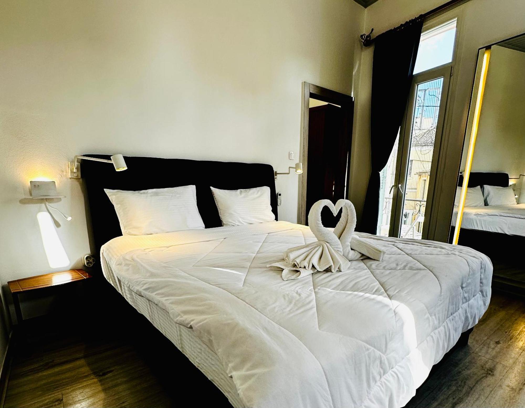 Travelers Luxury Suites, Studios & Apartments コルフ島 エクステリア 写真