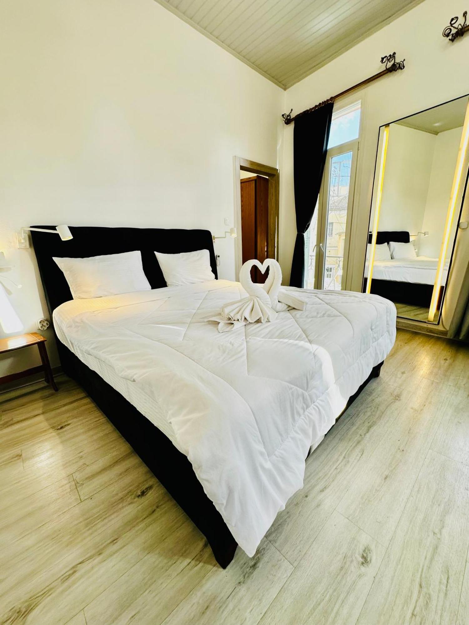 Travelers Luxury Suites, Studios & Apartments コルフ島 エクステリア 写真