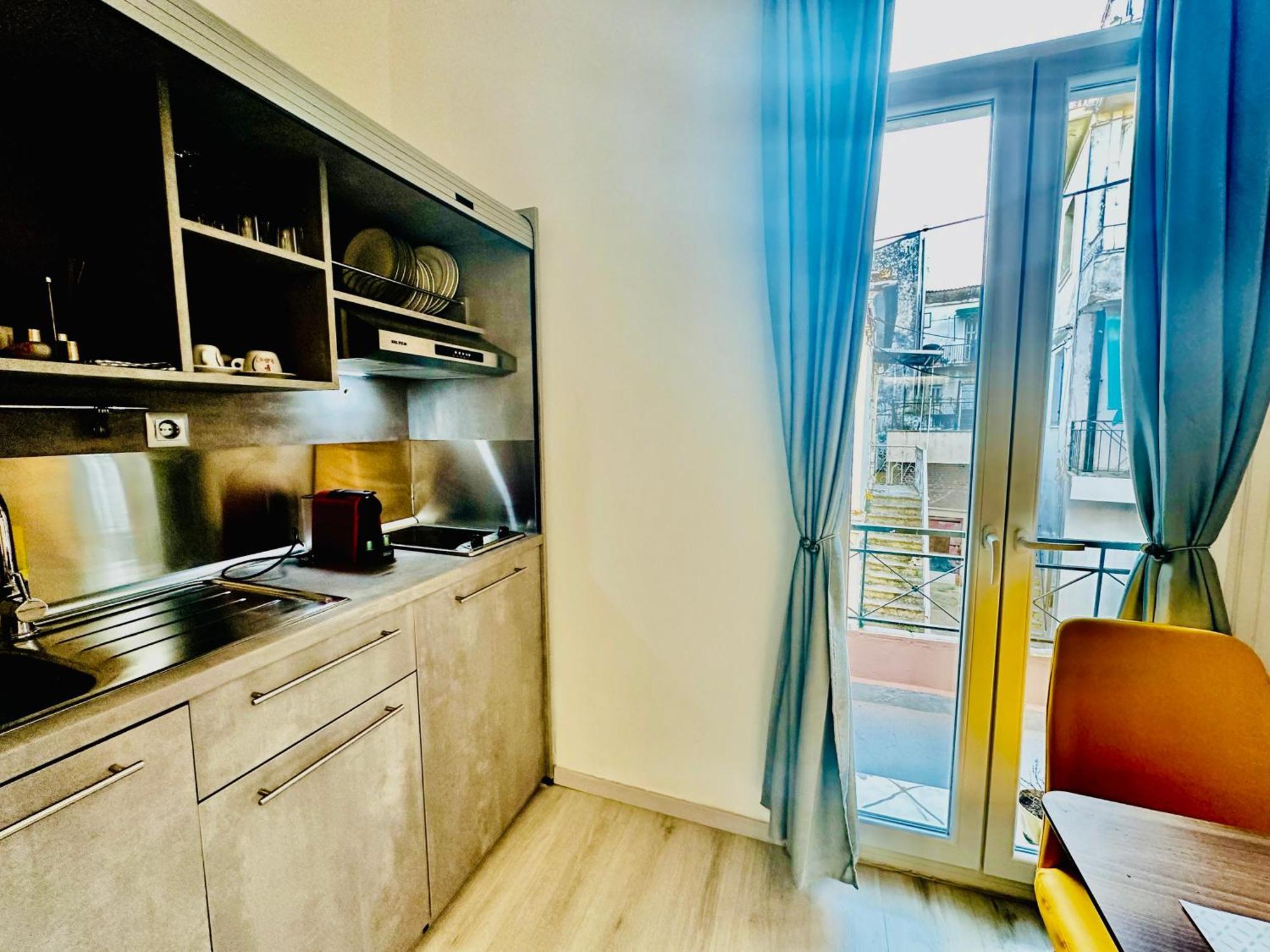 Travelers Luxury Suites, Studios & Apartments コルフ島 エクステリア 写真