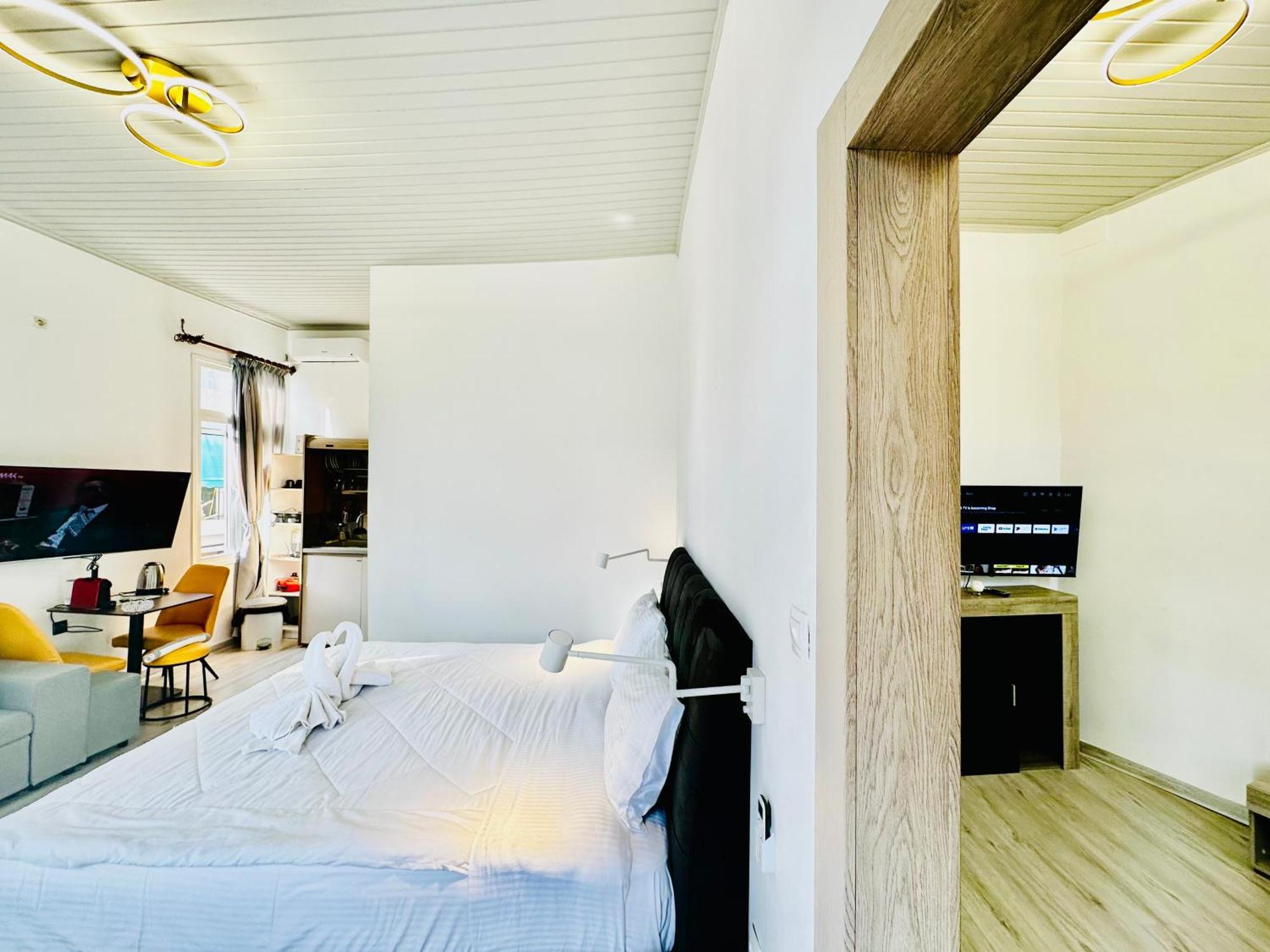 Travelers Luxury Suites, Studios & Apartments コルフ島 エクステリア 写真