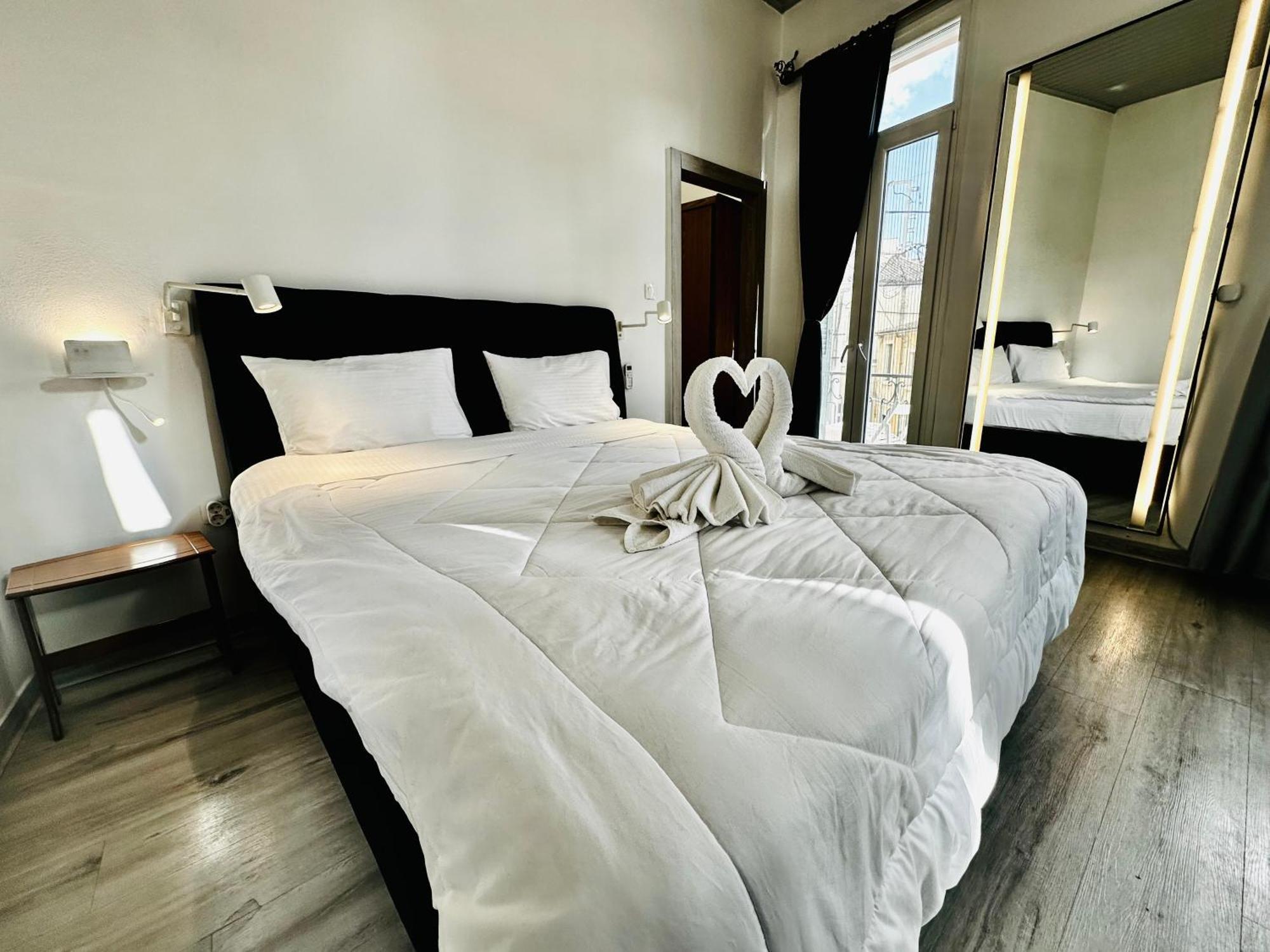 Travelers Luxury Suites, Studios & Apartments コルフ島 エクステリア 写真