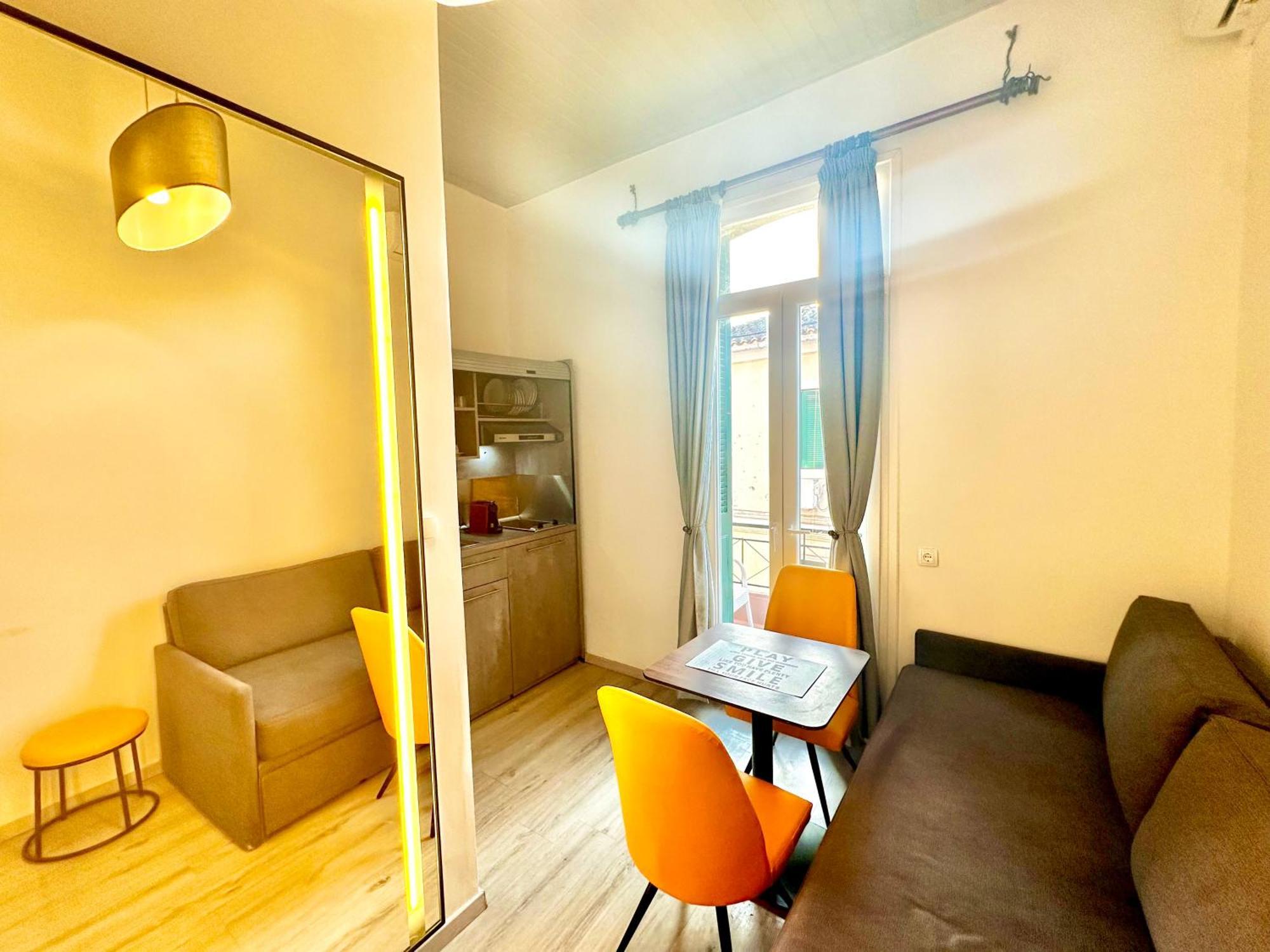 Travelers Luxury Suites, Studios & Apartments コルフ島 エクステリア 写真