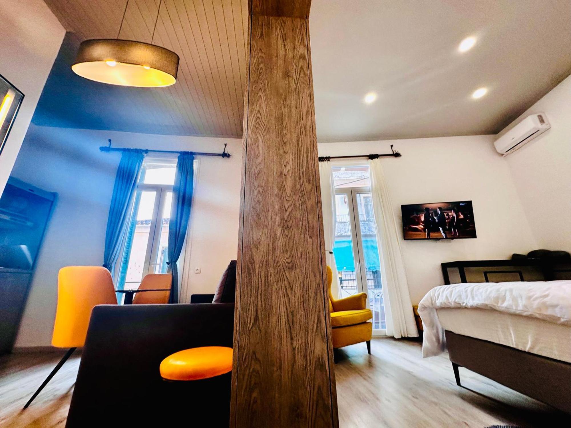 Travelers Luxury Suites, Studios & Apartments コルフ島 エクステリア 写真