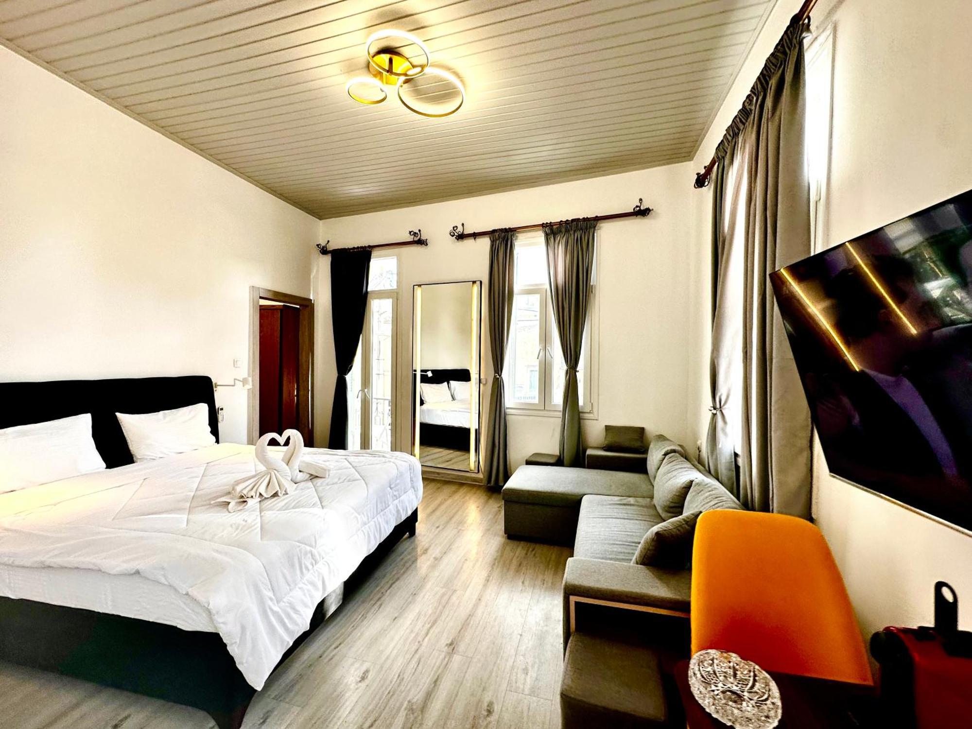 Travelers Luxury Suites, Studios & Apartments コルフ島 エクステリア 写真