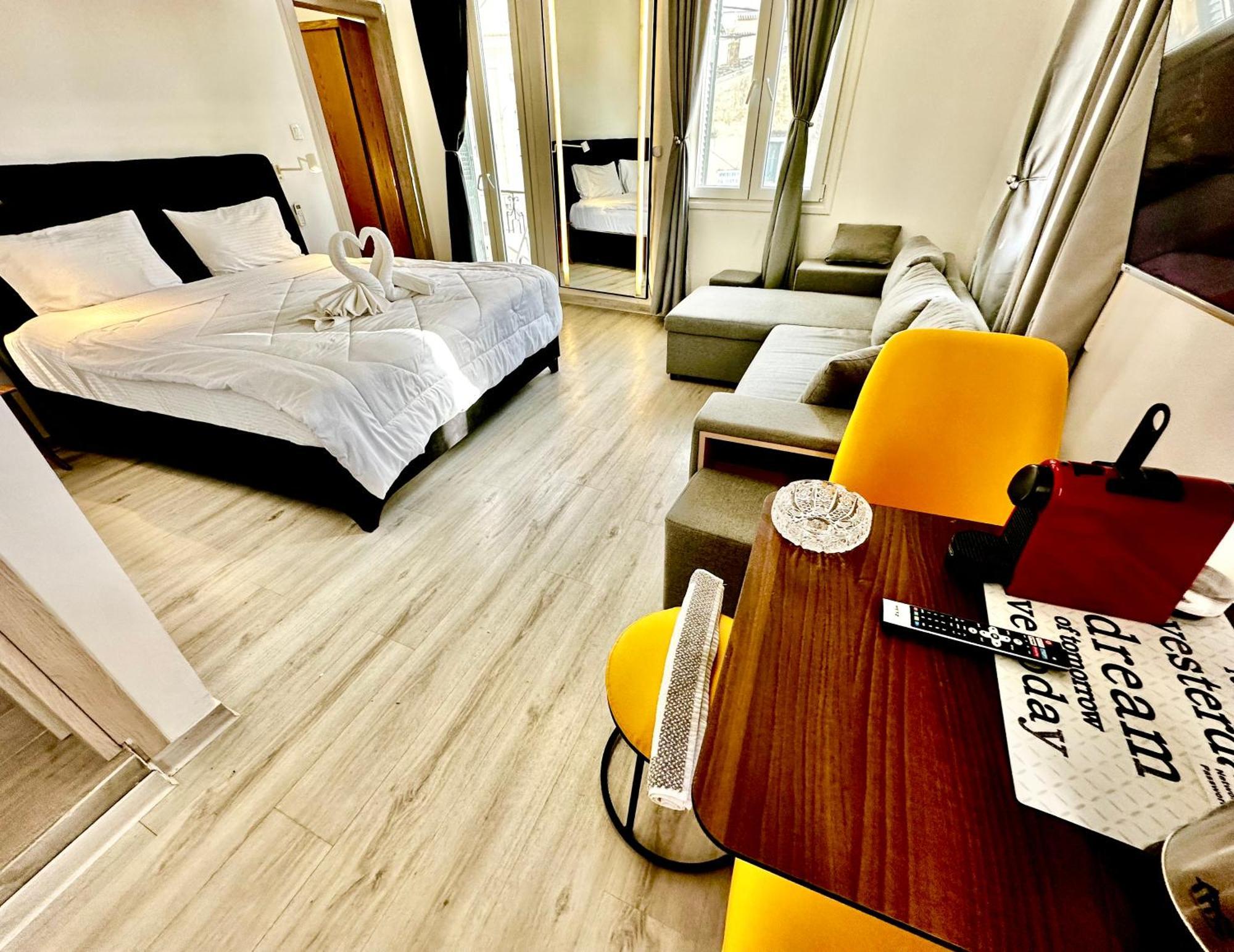 Travelers Luxury Suites, Studios & Apartments コルフ島 エクステリア 写真