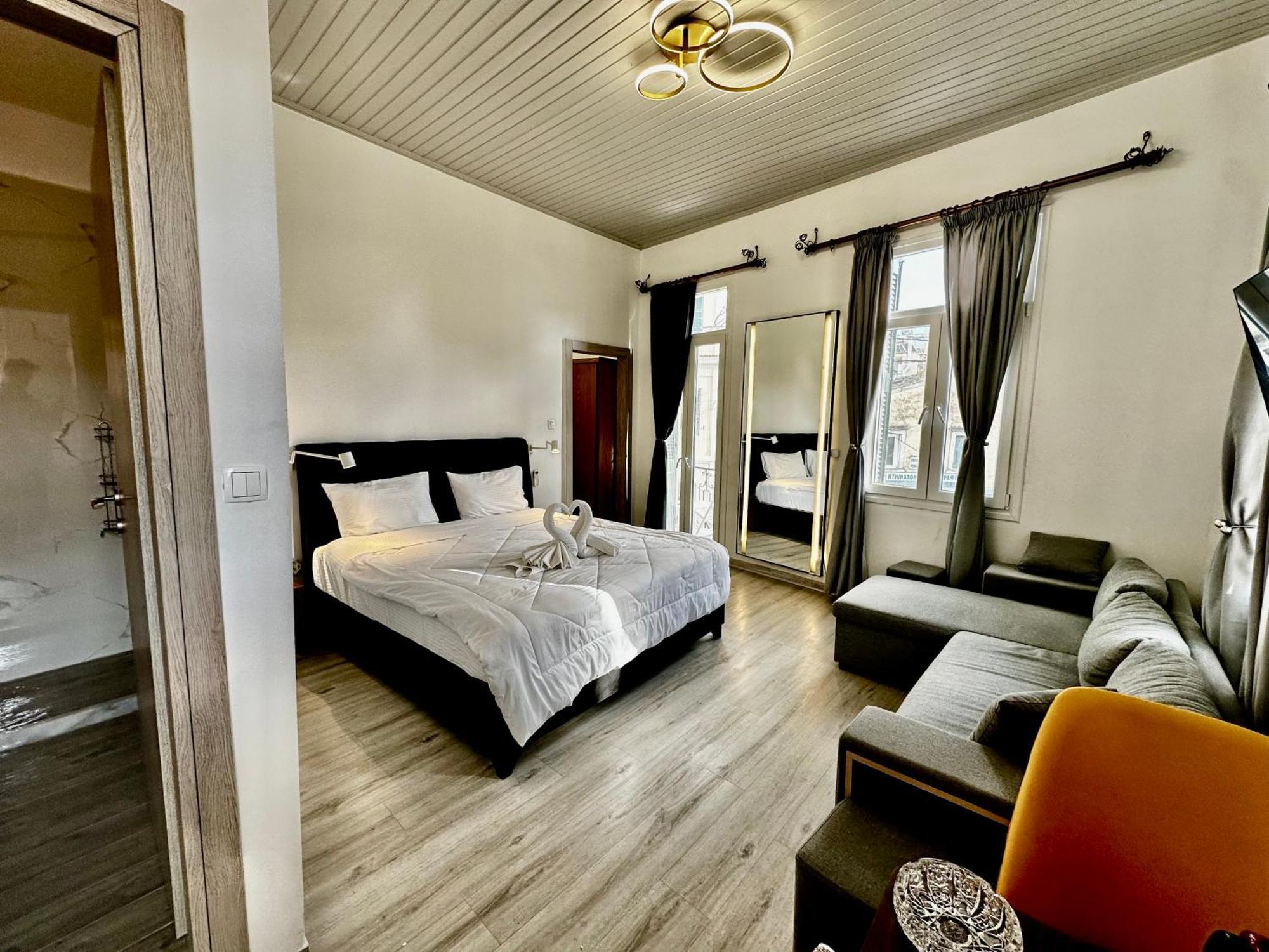 Travelers Luxury Suites, Studios & Apartments コルフ島 エクステリア 写真