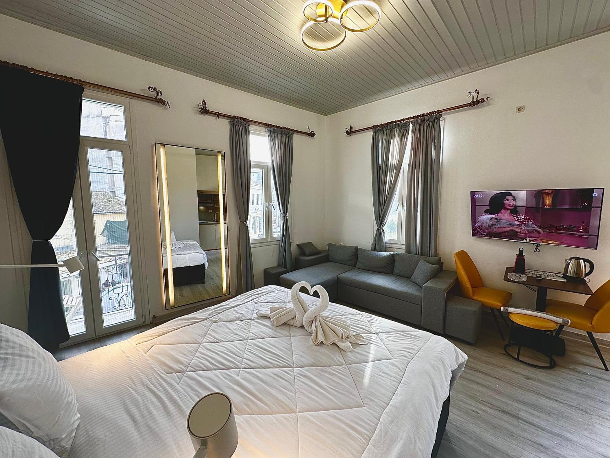 Travelers Luxury Suites, Studios & Apartments コルフ島 エクステリア 写真