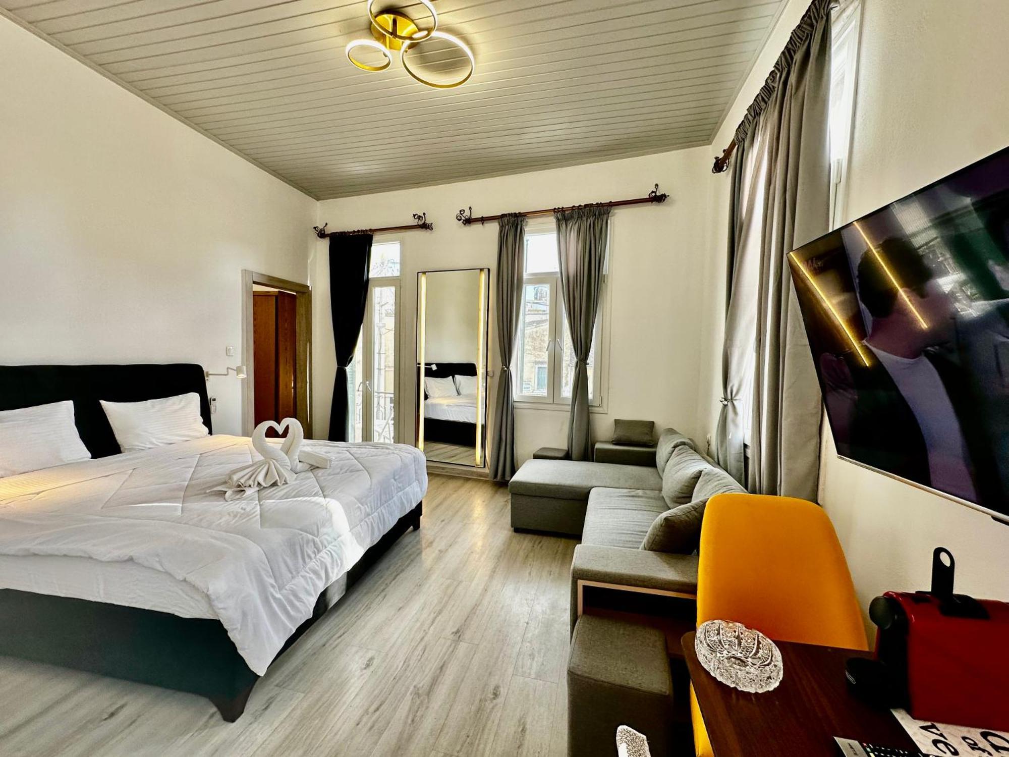 Travelers Luxury Suites, Studios & Apartments コルフ島 エクステリア 写真