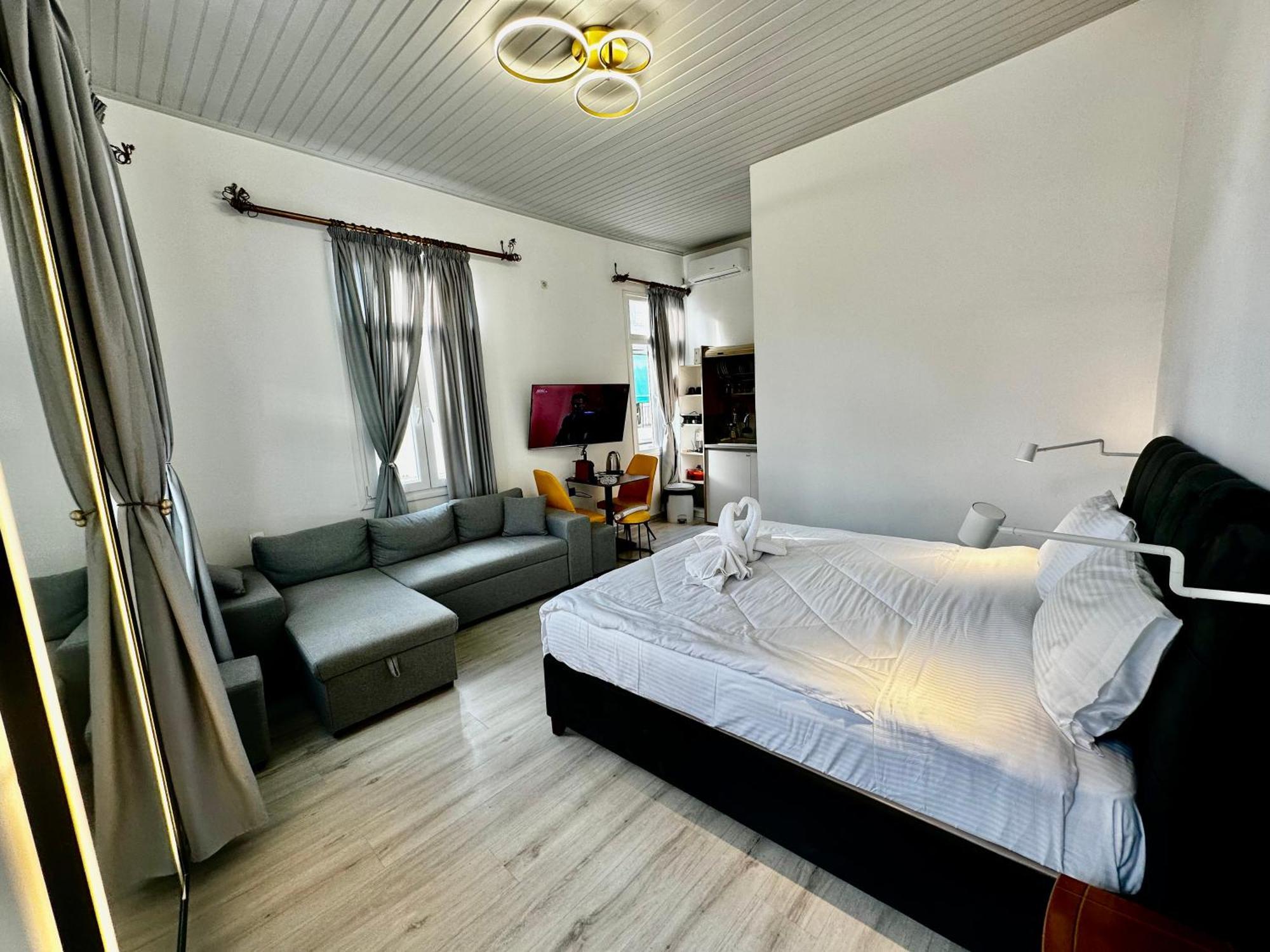 Travelers Luxury Suites, Studios & Apartments コルフ島 エクステリア 写真