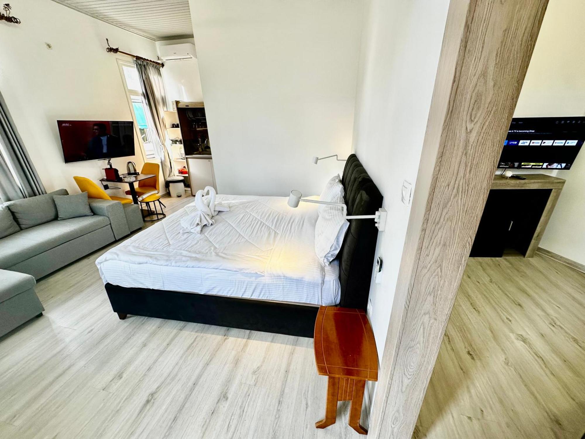 Travelers Luxury Suites, Studios & Apartments コルフ島 エクステリア 写真