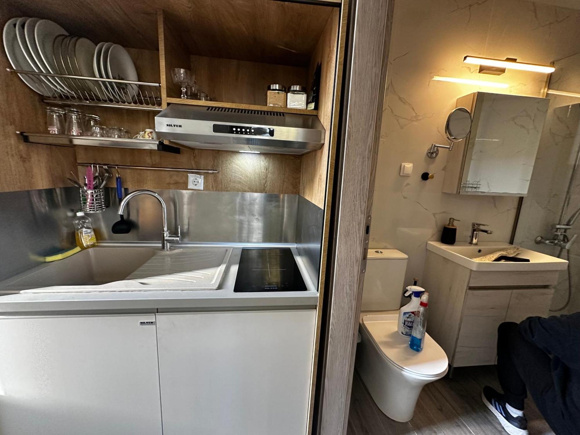 Travelers Luxury Suites, Studios & Apartments コルフ島 エクステリア 写真