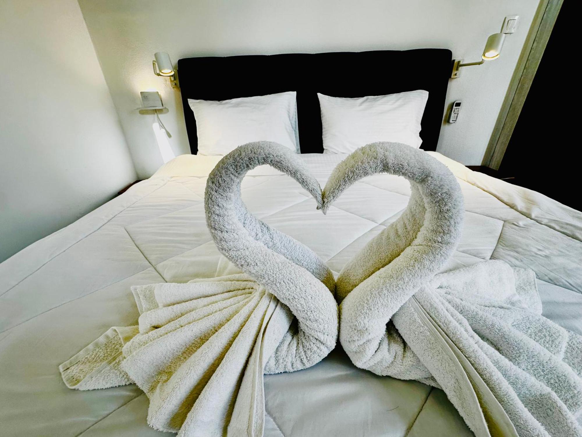 Travelers Luxury Suites, Studios & Apartments コルフ島 エクステリア 写真