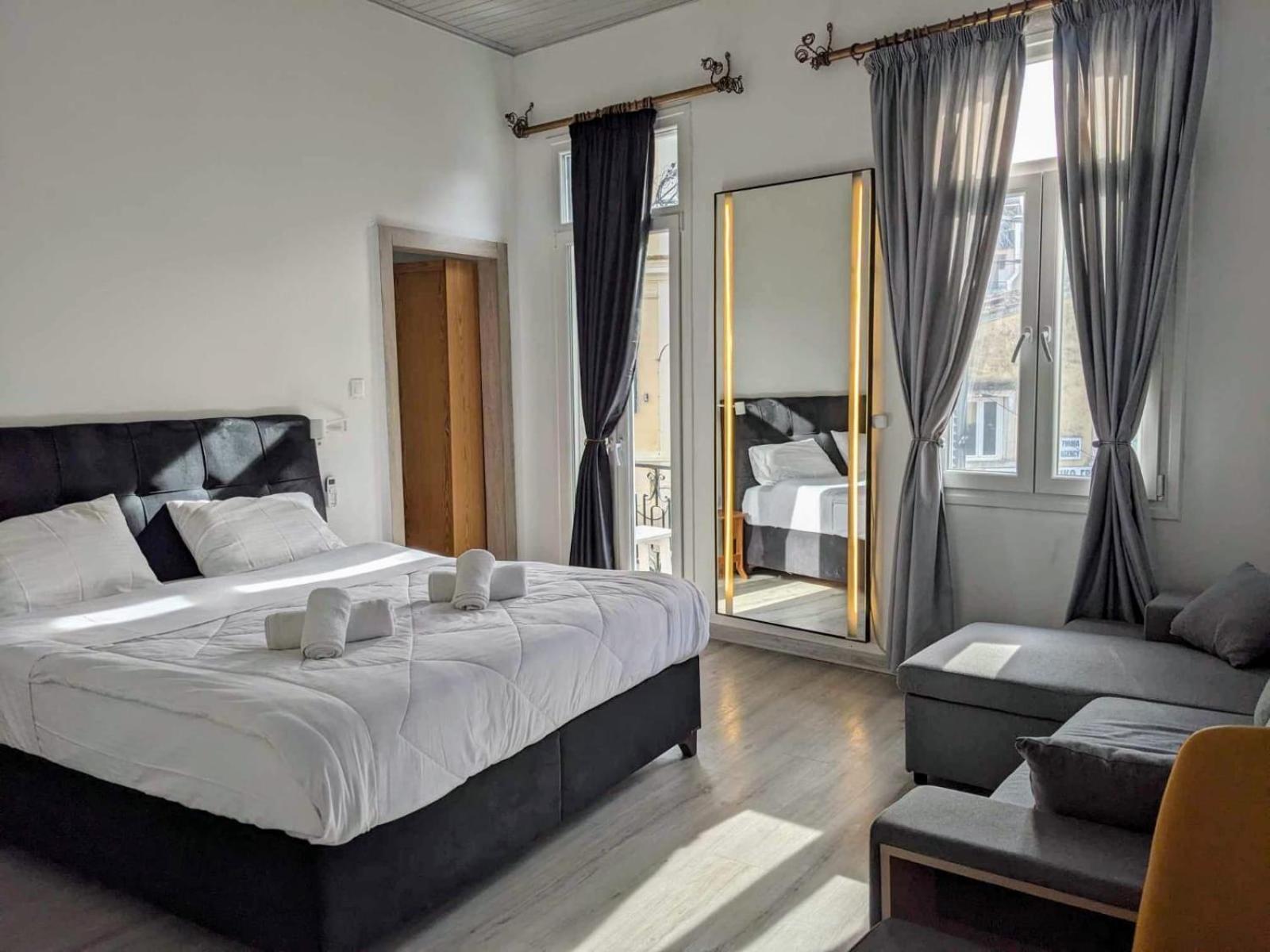 Travelers Luxury Suites, Studios & Apartments コルフ島 エクステリア 写真